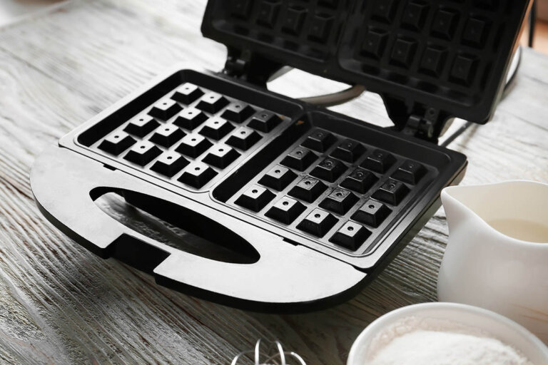 Belgian waffle maker